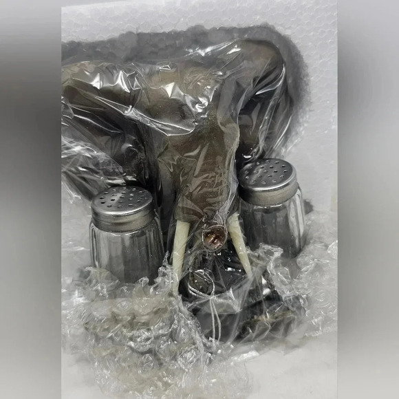 DWK Corp Vintage LMTD Edition Poly Resin Hand Painted Elephant Salt & Pepper Set - Picture 5 of 11